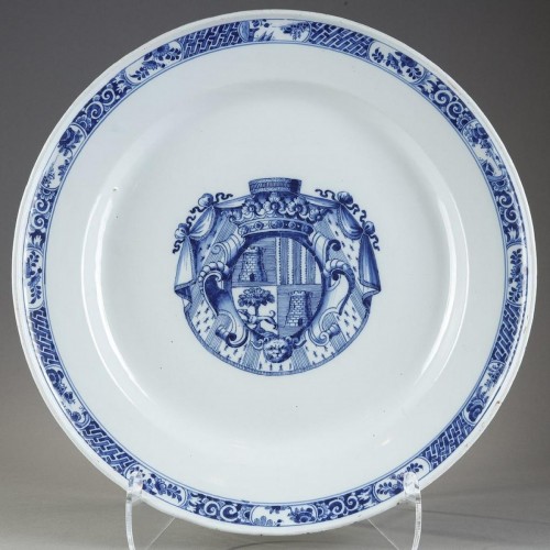 Céramiques, Porcelaines  - Grand plat en faïence de MOUSTIERS aux armes du président de NAVARRE XVIIIe