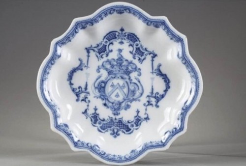 Armorial Dragees dish, Moustiers 18th century - Porcelain & Faience Style 