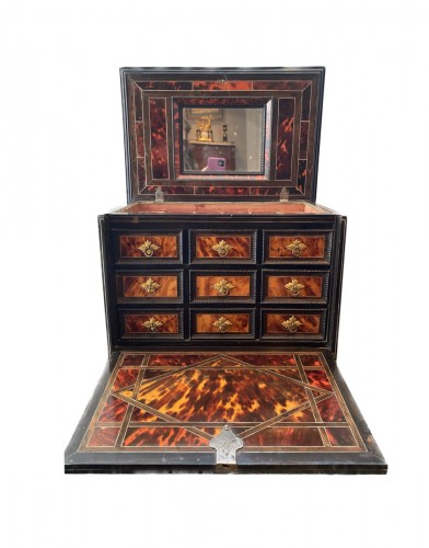 Small cabinet in tortoiseshell and ebony from the 17th century