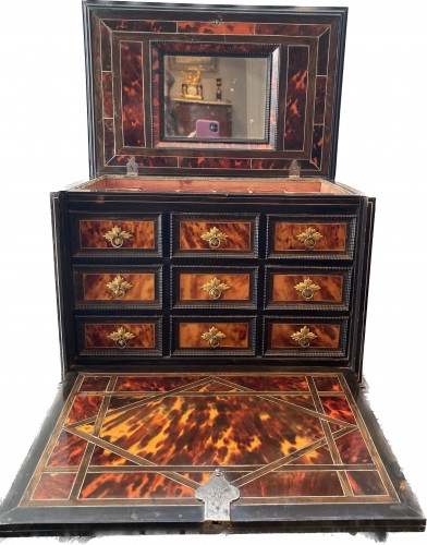Petit cabinet en écaille et ébène du 17e siècle - Mobilier Style 