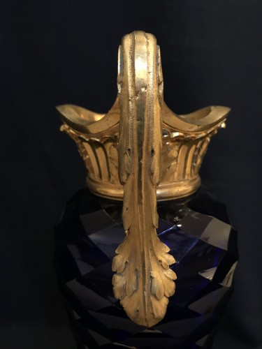 Objet de décoration Cassolettes, coupe et vase - Paire de vases Louis XVI en verre bleu royal du Creusot