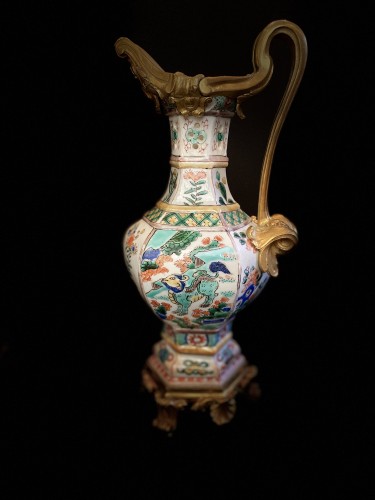 Pair of Chinese porcelain ewers - 