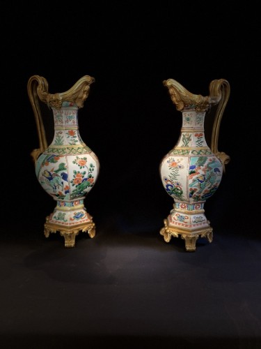 18th century - Pair of Chinese porcelain ewers