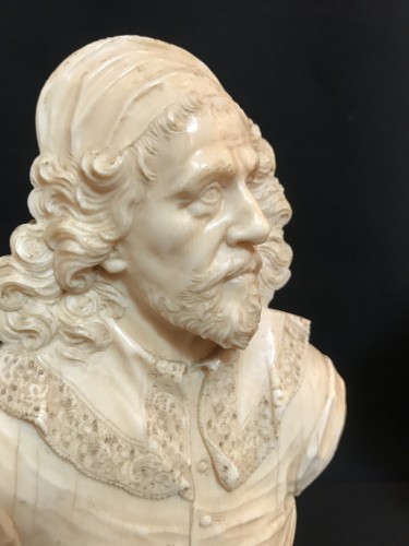 Paire de profils en ivoire, Italie 17e siècle - Sculpture Style 