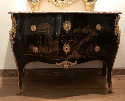 XVIIIe siècle - Commode Louis XV en laque européenne attribuée à Jean-Charles Ellaume