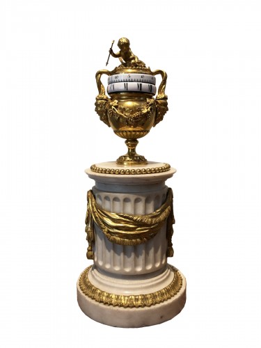 Pendule vase à mécanisme annulaire d’époque Louis XVI