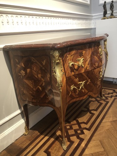 Furniture  - Louis XV Commode stamped Fr. Garnier († 1774)