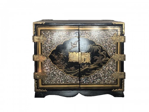 Japanese cabinet in lacquer and mother-of-pearl, Edo period