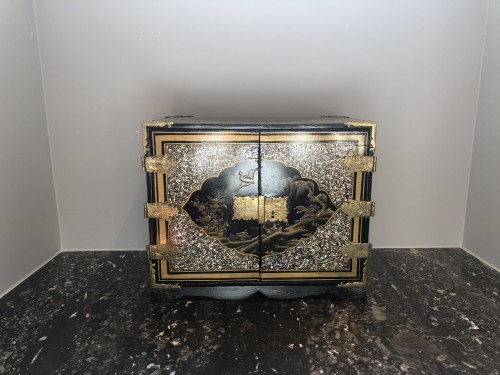 Japanese cabinet in lacquer and mother-of-pearl, Edo period - Asian Works of Art Style 
