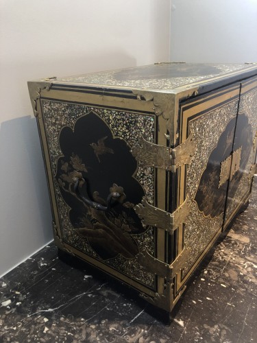 Asian Works of Art  - Japanese cabinet in lacquer and mother-of-pearl, Edo period