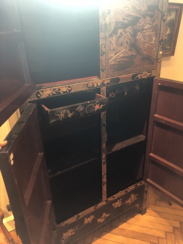 Armoire en laque de Chine noir et or circa 1800 - Arts d