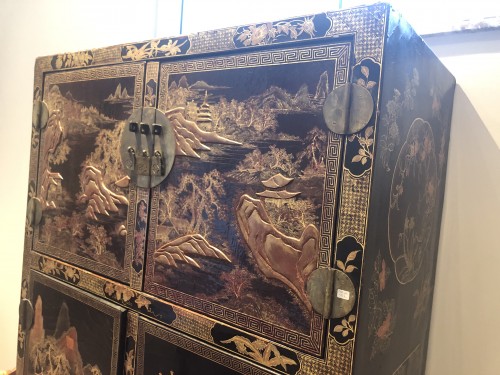 Black and gold Chinese lacquer cabinet circa 1800 - 