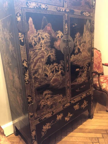 19th century - Black and gold Chinese lacquer cabinet circa 1800