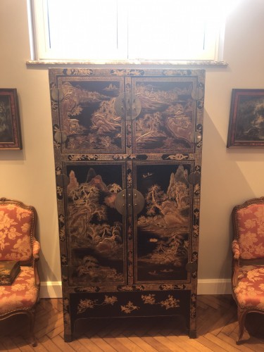 Black and gold Chinese lacquer cabinet circa 1800 - 