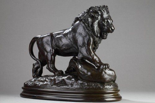 Sculpture Sculpture en Bronze - Lion terrassant un sanglier - Antoine-Louis BARYE (1796-1875)