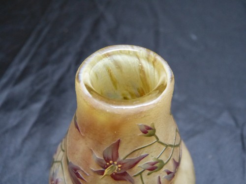 XXe siècle - Daum Nancy - Vase aux fleurs Verre gravé et émaillé sur fond givré Art Nouveau