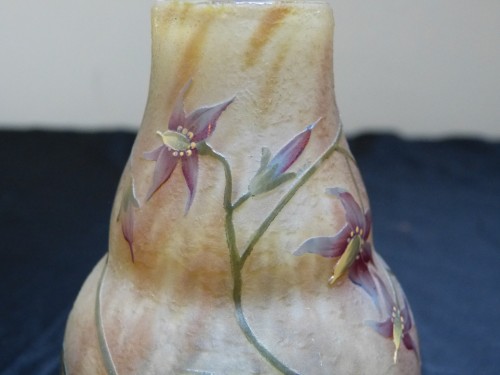 Antiquités - Daum Nancy - Vase aux fleurs Verre gravé et émaillé sur fond givré Art Nouveau