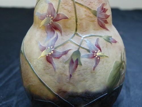 Antiquités - Daum Nancy - Vase aux fleurs Verre gravé et émaillé sur fond givré Art Nouveau