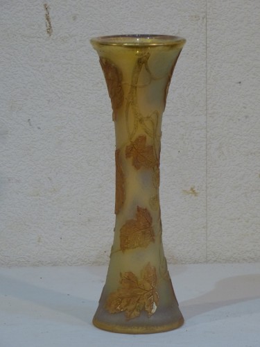 XXe siècle - Daum, vase Art nouveau au platane en verre gravé opalescent