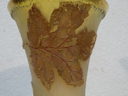 Antiquités - Daum, vase Art nouveau au platane en verre gravé opalescent