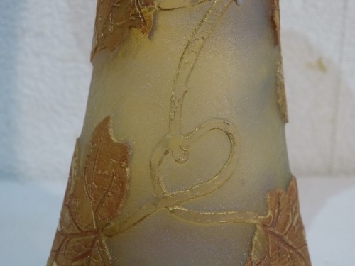 Antiquités - Daum, vase Art nouveau au platane en verre gravé opalescent