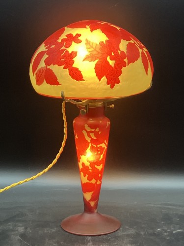 Émile Gallé - Lampe champignon art nouveau décor roses trémières Rouge et Jaune - Galerie Vaudemont