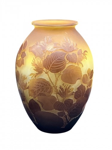 Gallé - Grand vase Art nouveau aux noisettes en verre multicouche gravé à l’acide