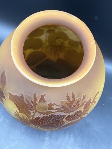 Gallé - Grand vase Art nouveau aux noisettes en verre multicouche gravé à l’acide - Verrerie, Cristallerie Style Art nouveau