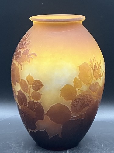 Gallé - Grand vase Art nouveau aux noisettes en verre multicouche gravé à l’acide - Galerie Vaudemont