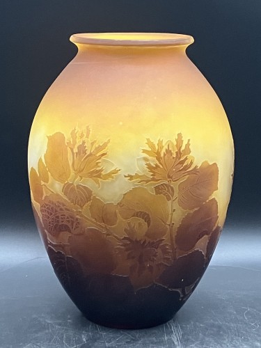 XXe siècle - Gallé - Grand vase Art nouveau aux noisettes en verre multicouche gravé à l’acide