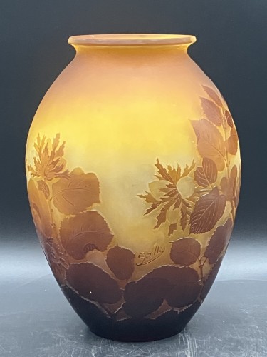 Gallé - Grand vase Art nouveau aux noisettes en verre multicouche gravé à l’acide - Art nouveau