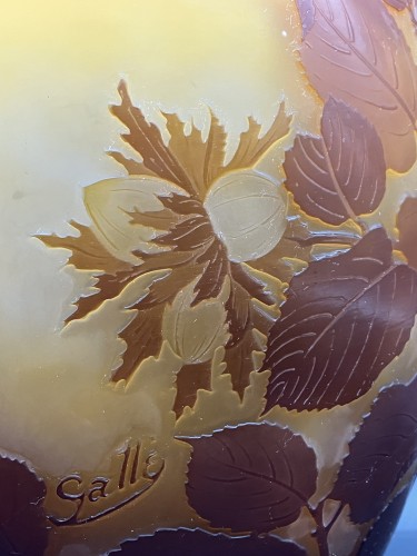 Art nouveau - Gallé - Grand vase Art nouveau aux noisettes en verre multicouche gravé à l’acide