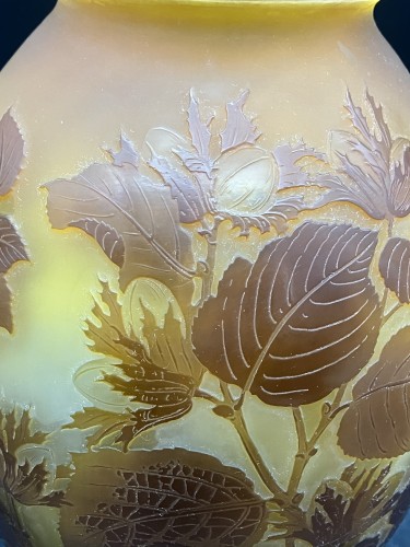 Antiquités - Gallé - Grand vase Art nouveau aux noisettes en verre multicouche gravé à l’acide
