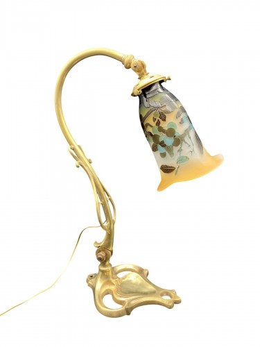 Gallé - Lampe Art nouveau décor Prunelles verre gravé à l'acide pied bronze doré