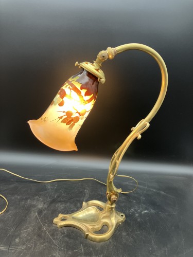 Gallé - Lampe Art nouveau décor Prunelles verre gravé à l'acide pied bronze doré - Luminaires Style Art nouveau