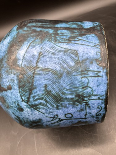 Jacques Blin (1920-1995) - Grand vase bleu animaux de la savane décor incisé - Galerie Vaudemont