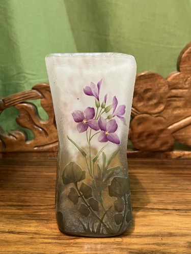Verrerie, Cristallerie  - Daum - Vase Cardamine des prés en verre gravé à l’acide et émaillé