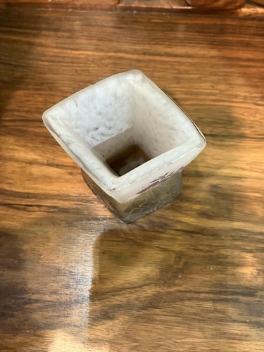 Daum - Vase Cardamine des prés en verre gravé à l’acide et émaillé - Galerie Vaudemont