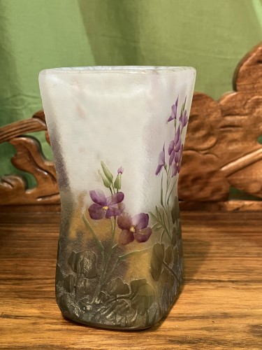 XXe siècle - Daum - Vase Cardamine des prés en verre gravé à l’acide et émaillé