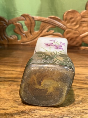 Antiquités - Daum - Vase Cardamine des prés en verre gravé à l’acide et émaillé