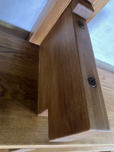 Étagère en orme massif attribuée à  Pierre Chapo - Galerie Vaudemont