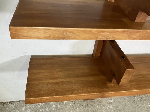 XXe siècle - Étagère en orme massif attribuée à  Pierre Chapo