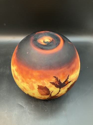 XXe siècle - Daum Nancy - Vase boule Art nouveau aux noisetier