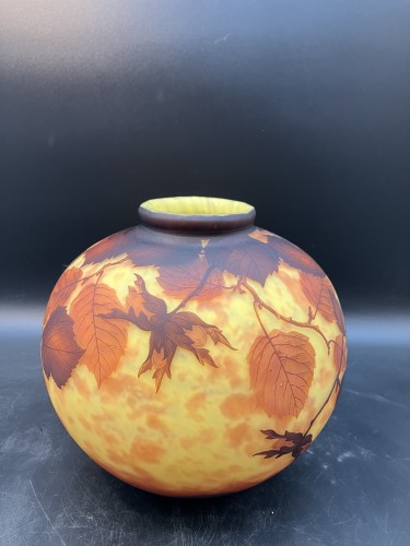 Antiquités - Daum Nancy - Vase boule Art nouveau aux noisetier