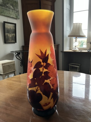 XXe siècle - Gallé - Grand vase Opalescent aux Lilas Rouge sur fond jaune Art Nouveau