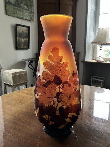 Gallé - Grand vase Opalescent aux Lilas Rouge sur fond jaune Art Nouveau - Art nouveau