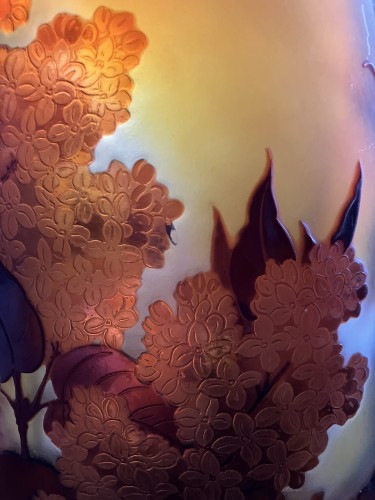 Antiquités - Gallé - Grand vase Opalescent aux Lilas Rouge sur fond jaune Art Nouveau