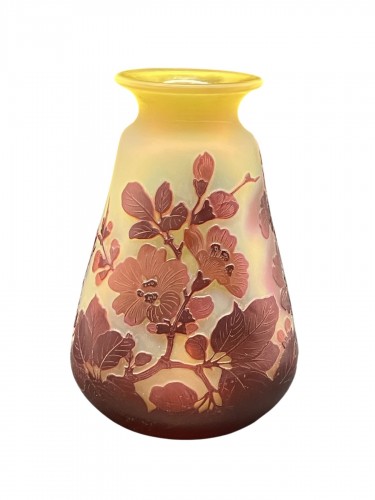 Emile Gallé -  Vase rouge et jaune verre opalescent décor fleurs de pommiers art n