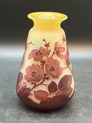 Emile Gallé -  Vase rouge et jaune verre opalescent décor fleurs de pommiers art n - Galerie Vaudemont