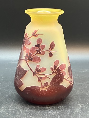XXe siècle - Emile Gallé -  Vase rouge et jaune verre opalescent décor fleurs de pommiers art n